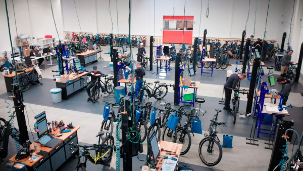 E-Bike-Refurbishing: So wird E-Mobilität erschwinglich – Refurbishing-Halle von Rebike