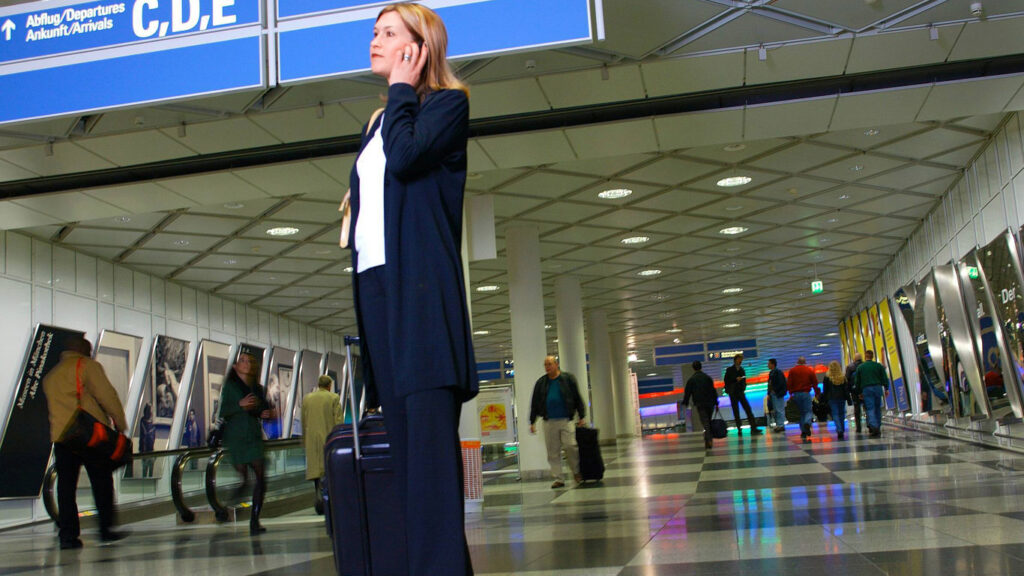 Mit Roulette und Schminkpinsel: Wartezeiten am Flughafen überbrücken