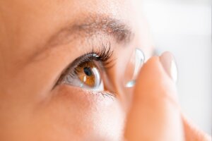 Kontaktlinsen führen zu Mikroplastik im Blut