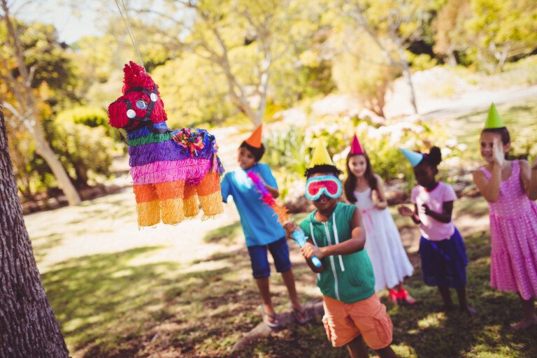 Quinceañera und Piñata – Eintritt ins Erwachsenenalter und Piñata-Spiel